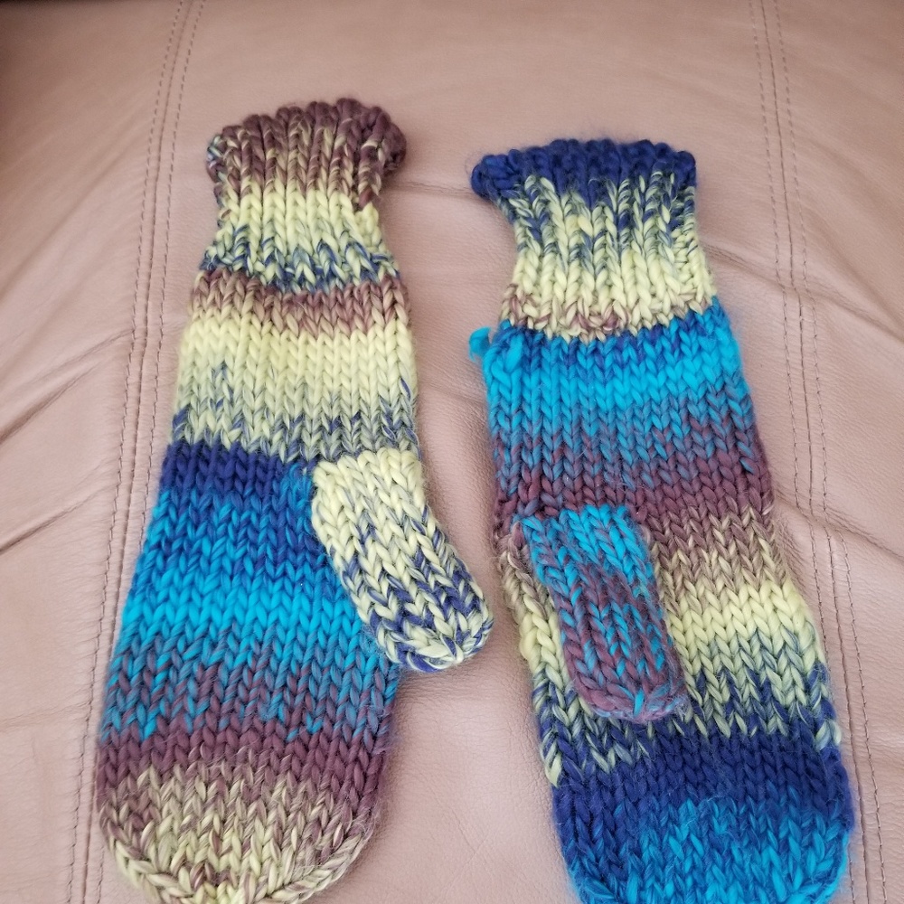 Urbanology Matching Scarf & Mittens - Picture 2 of 6